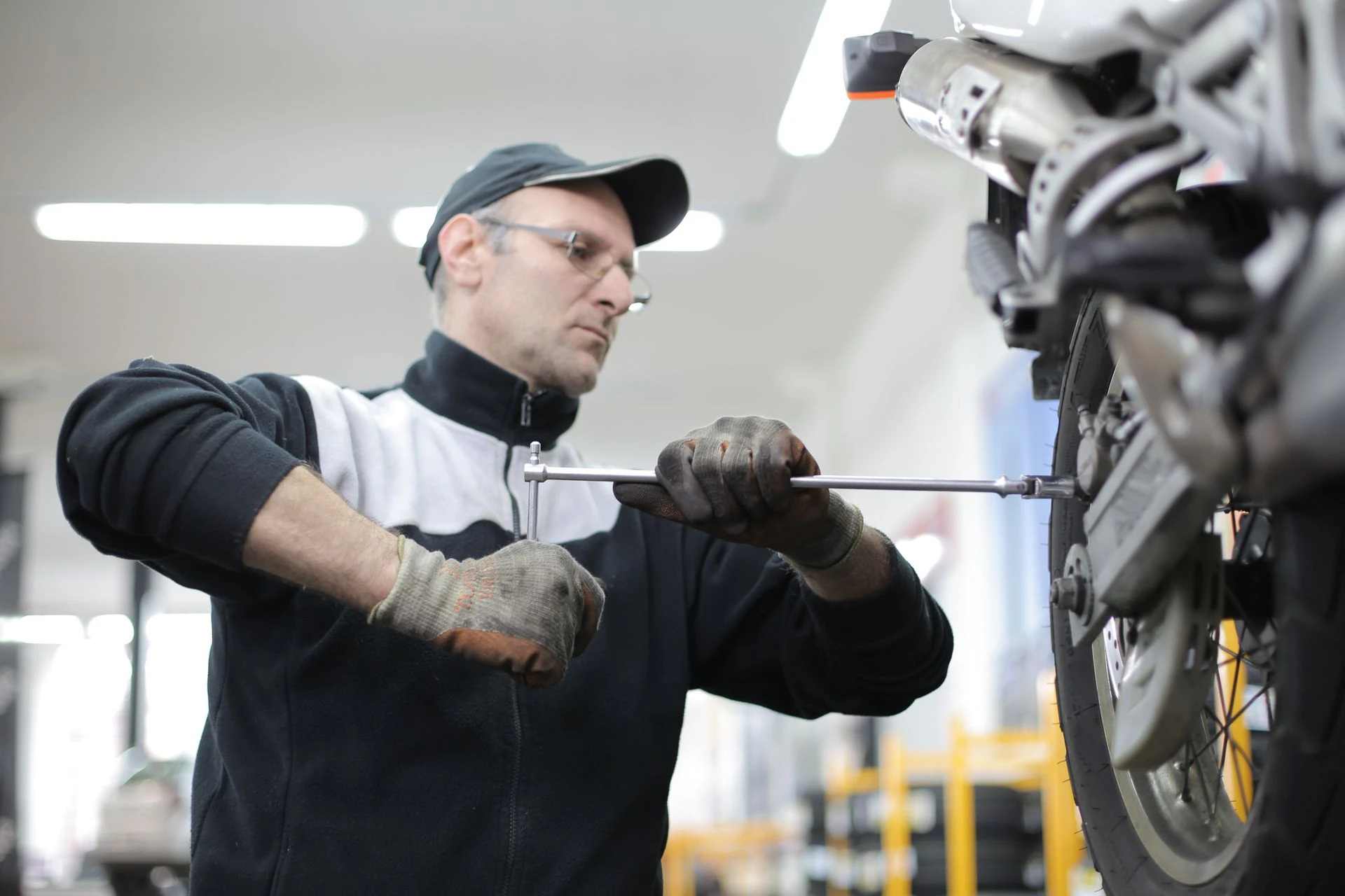 Mechaniker überprüft ein Motorrad in einer Werkstatt