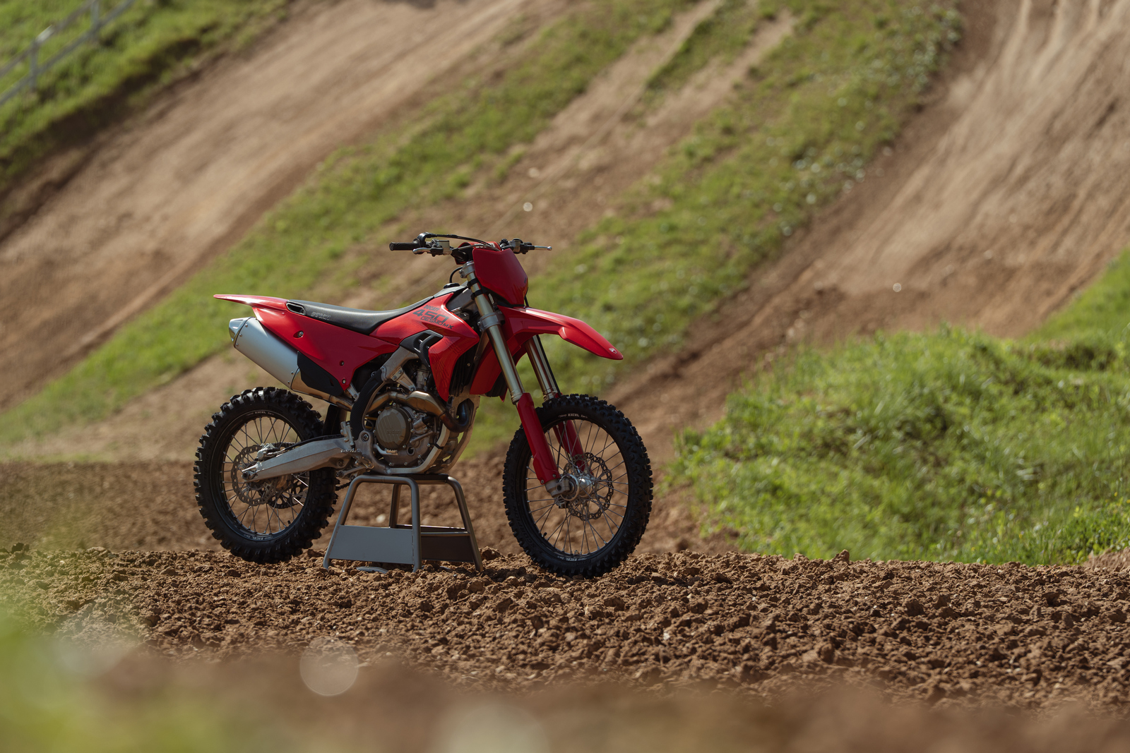 05 MY27 DUCATI DESMO450MX STATICS 1