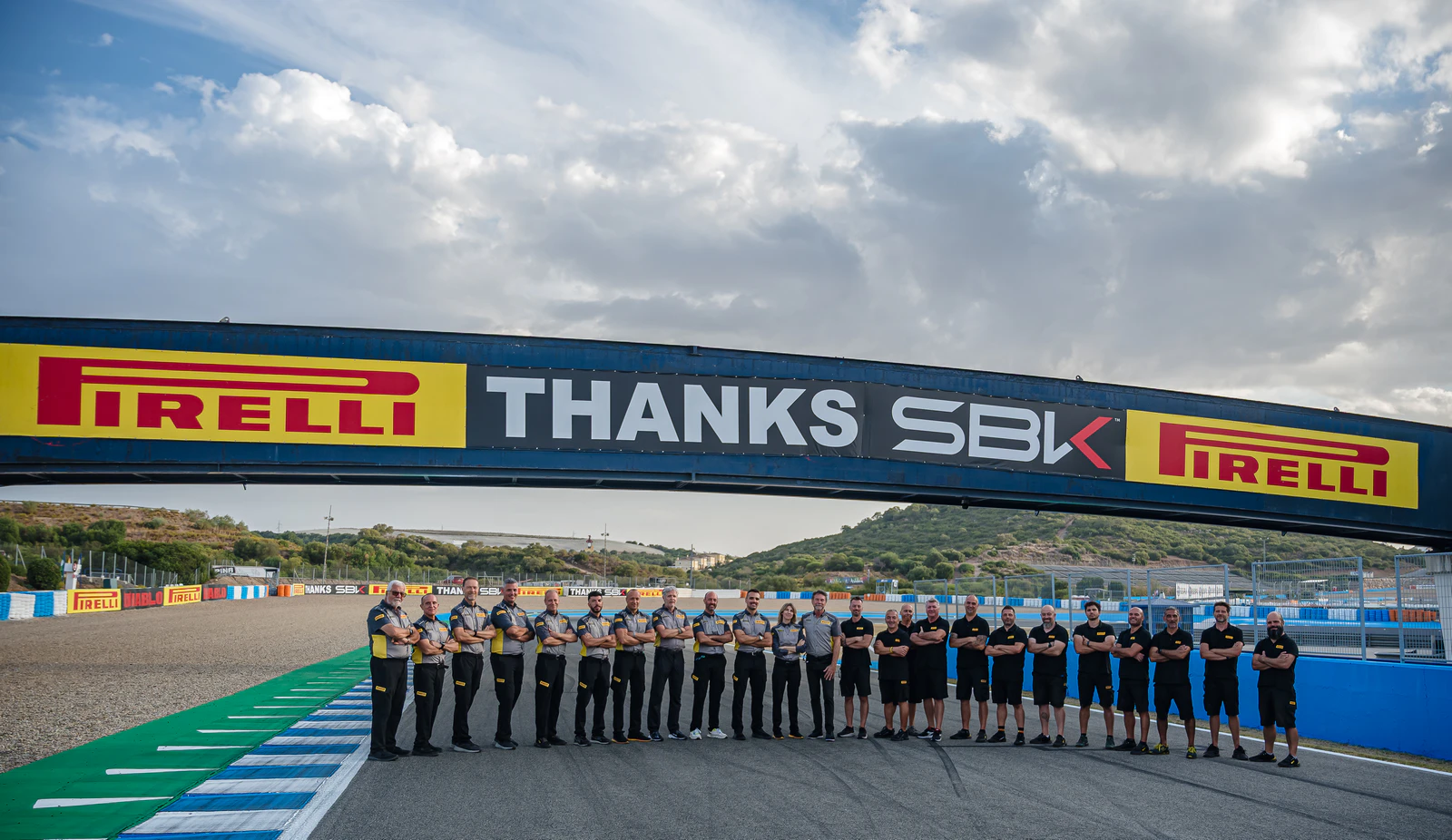 Pirelli WorldSBK Logo und Reifen